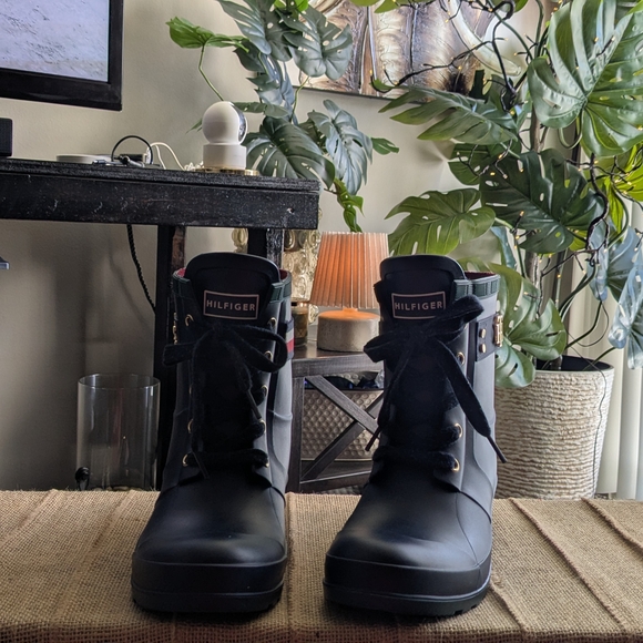 Tommy Hilfiger Navy Blue Rain Boots with Red and White Stripes - Picture 5 of 6